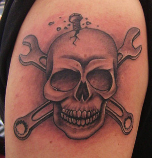 Tatuaggio teschio meccanico