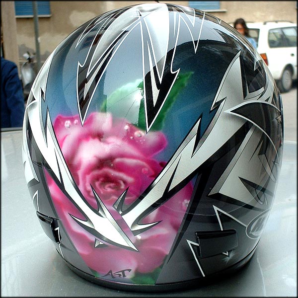 aerografia su casco: rosa