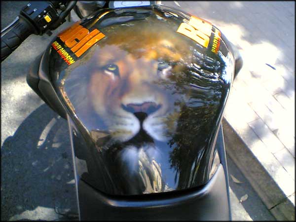 aerografia: testa di leone su moto