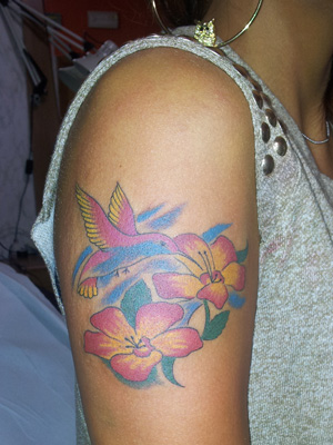 uccello fiori tattoo braccio