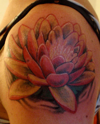 Tatuaggio fiore colorato