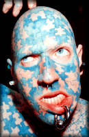 viso con tatuaggio a mo' di puzzle