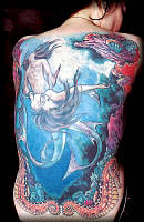 sulla schiena di una donna tattoo con posizione del kamasutrata